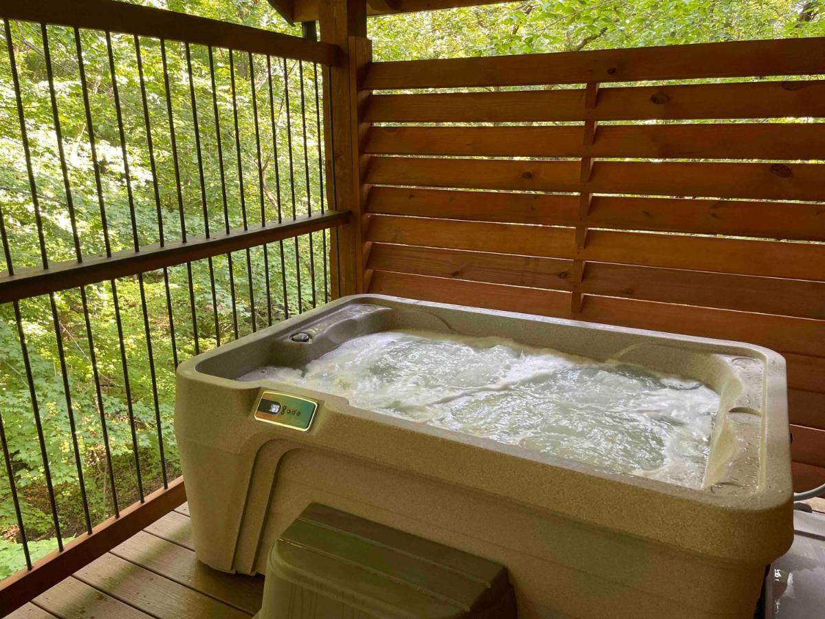 Cricket Hill Treehouse B By Amish Country Lodging Millersburg Eksteriør billede