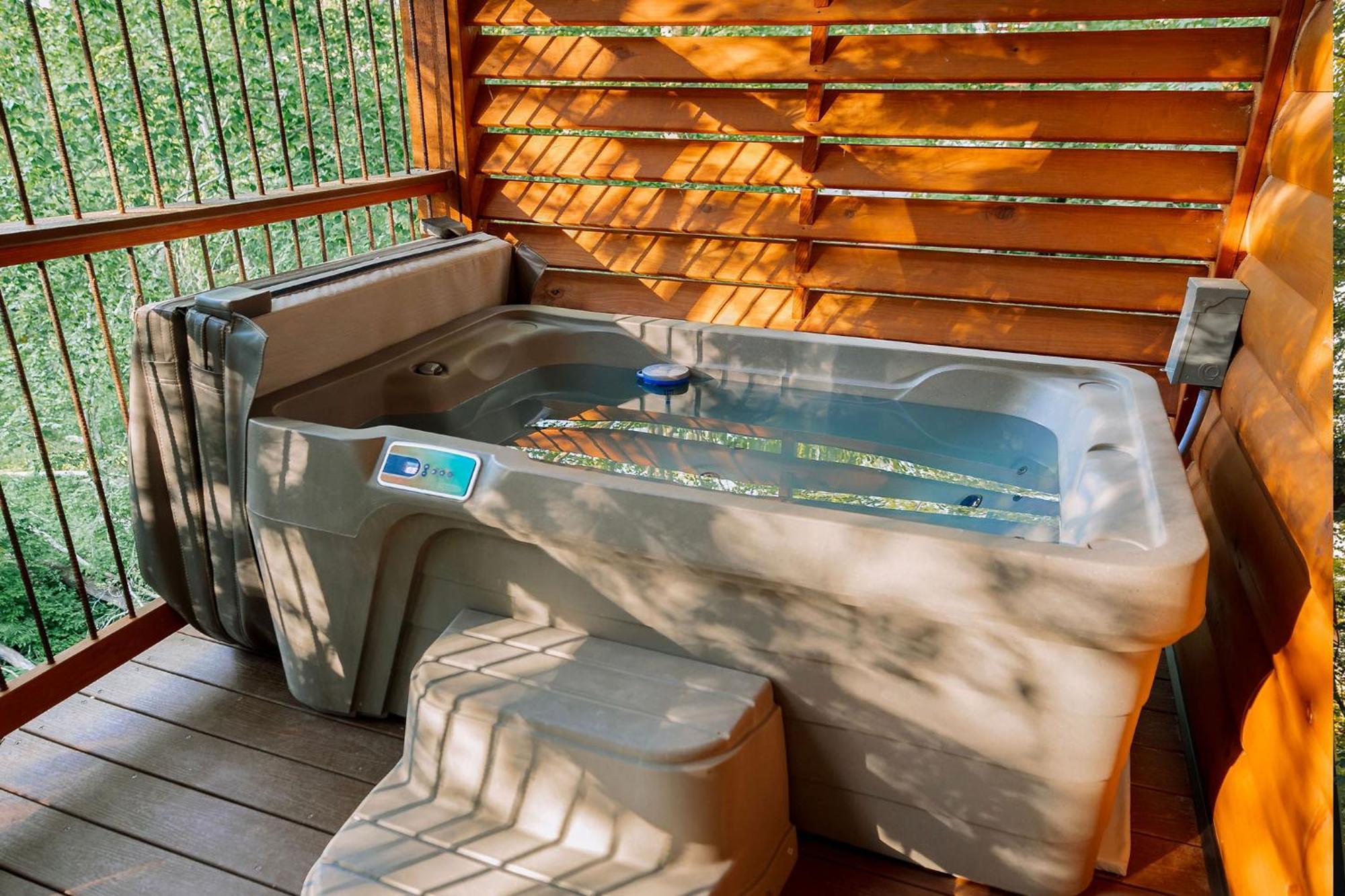 Cricket Hill Treehouse B By Amish Country Lodging Millersburg Eksteriør billede